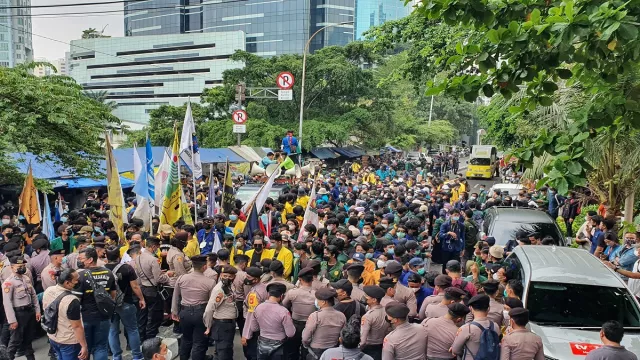 Mahasiswa dan Aparat Kepolisian Terapkan Prokes Selama Unjuk Rasa - GenPI.co