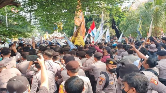 Demo BEM SI, Pengamat: Seharusnya Polisi Mengayomi - GenPI.co