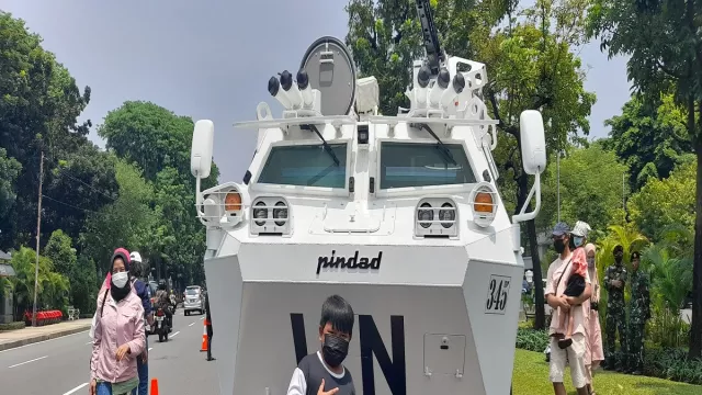 Parade Kendaraan Tempur TNI, Warga Jakarta Asyik Berswafoto - GenPI.co