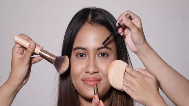 Bye-Bye Cakey, Ini Cara Memilih Foundation Sesuai Jenis Kulit - GenPI.co