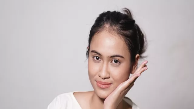 3 Produk Skincare Paling Dianjurkan untuk Kulit Berminyak - GenPI.co