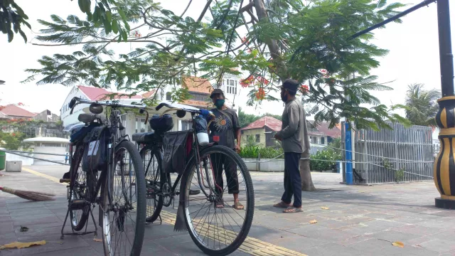 Ojek Sepeda Ontel, Dulu Biayai Anak Sekarang Cukup Makan Sehari - GenPI.co