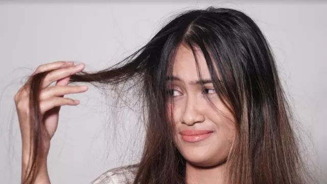 4 Penyebab Rambut Rontok Yang Sering Kamu Tidak Sadari - GenPI.co