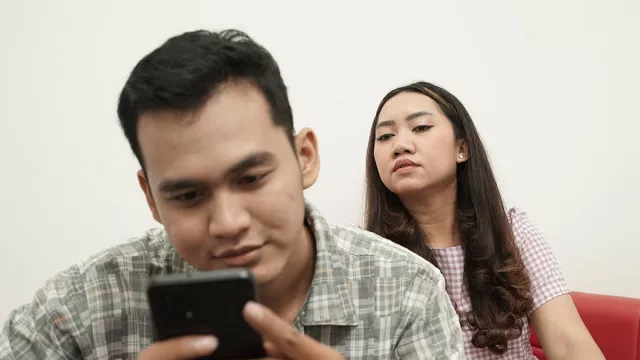 5 Tanda Pasangan Selingkuh, Jangan Pernah Sepelekan! - GenPI.co