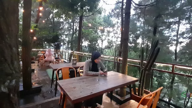 Cafe Bukit Nurmala, Dingin Udara Pegunungan Bikin Betah Seharian - GenPI.co