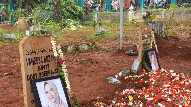 Ya Ampun, Makam Vanessa Angel Rusak Berantakan, Terlalu - GenPI.co
