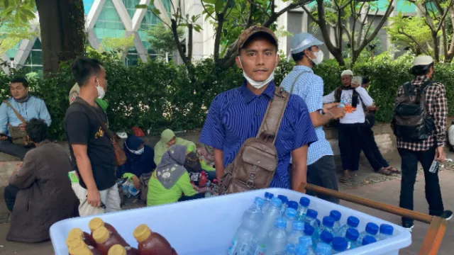 Laris Manis, Penjual Minuman Ketiban Untung saat Reuni 212 - GenPI.co