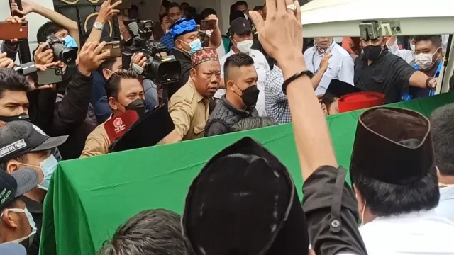 Jenazah Haji Lulung Tiba di Rumah Duka, Pelayat Berdatangan - GenPI.co