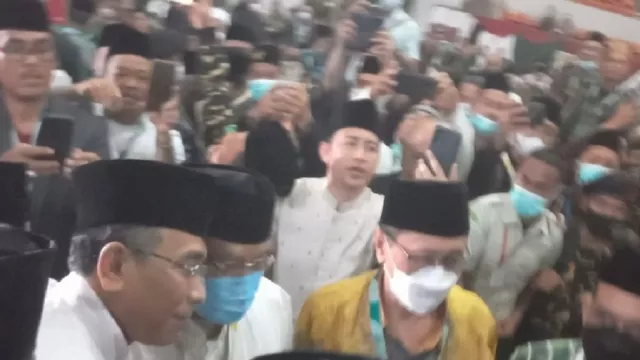 Gus Yahya Ketua Umum PBNU Terpilih, Langsung Peluk Kiai Said - GenPI.co