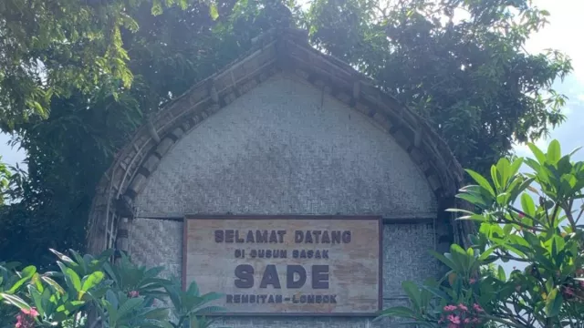 Tradisi Unik Suku di Lombok, Bersihkan Rumah Pakai Kotoran Sapi - GenPI.co Tradisi Unik Suku di Lombok, Bersihkan Rumah Pakai Kotoran Sapi - GenPI.co
