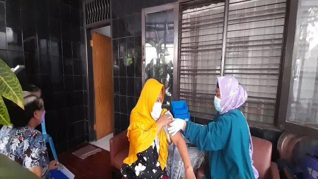 Manuver Top Anak Buah Anies, Vaksinasi Booster di Pemukiman Padat - GenPI.co