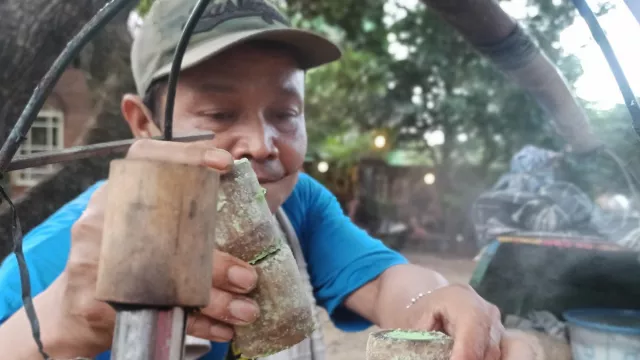 Kue Putu Bambu, Jajanan Tradisional yang Tetap Eksis - GenPI.co Kue Putu Bambu, Jajanan Tradisional yang Tetap Eksis - GenPI.co