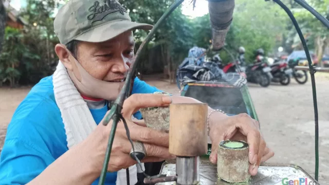 Kuliner Kue Putu Bambu Rasanya Mantap, Bisnisnya Kian Meningkat - GenPI.co