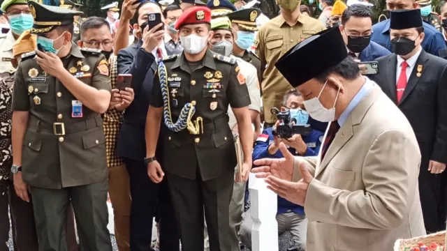 Suasana Hening saat Prabowo Subianto Tabur Bunga di TMP Taruna - GenPI.co