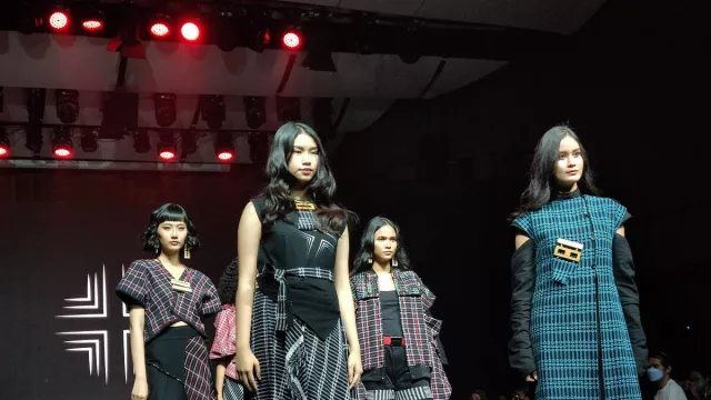 Belasan Desainer Pamerkan Karya Terbaru di Jakarta Fashion Trend - GenPI.co