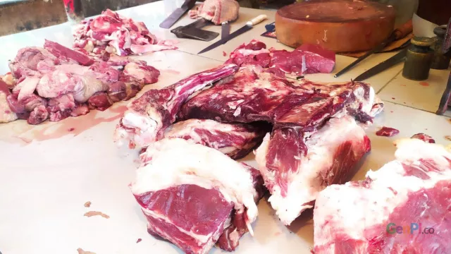 Pedagang di Pasar Pesing Mengeluh Harga Daging Sapi Tinggi - GenPI.co