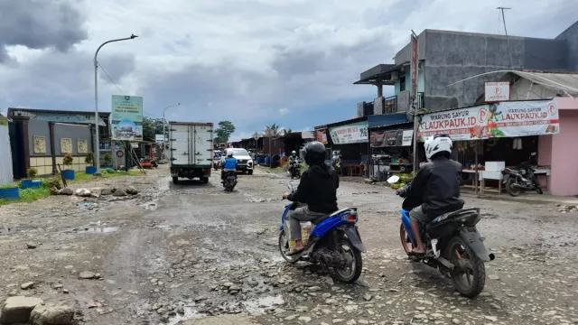 Ini Jalan Lingkar Laladon atau Hati Jomlo Akut? Kok Rusak Parah - GenPI.co