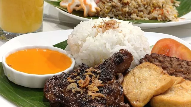 Kafe Satu Meja, Ayam Bakar Saus Kejunya Juara - GenPI.co