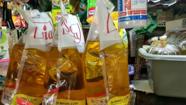 Pedagang Sembako Keluhkan Minimnya Pasokan Minyak Goreng Kemasan - GenPI.co