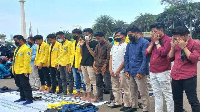 Habis Salat Berjemaah, BEM SI Lanjut Demo Tolak 3 Periode - GenPI.co Habis Salat Berjemaah, BEM SI Lanjut Demo Tolak 3 Periode - GenPI.co