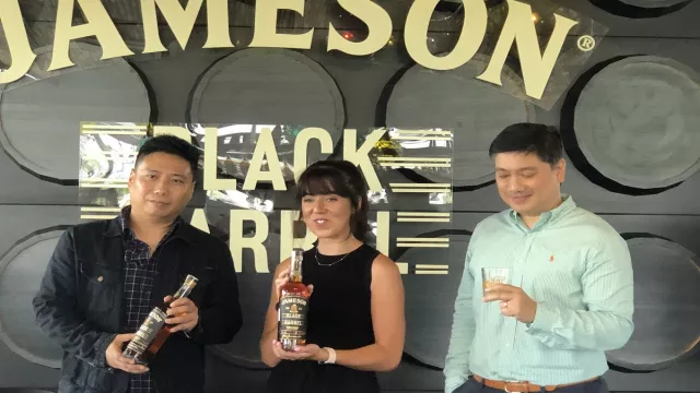 Jameson Black Barrel Hadir dengan Cita Rasa yang Berbeda - GenPI.co Jameson Black Barrel Hadir dengan Cita Rasa yang Berbeda - GenPI.co