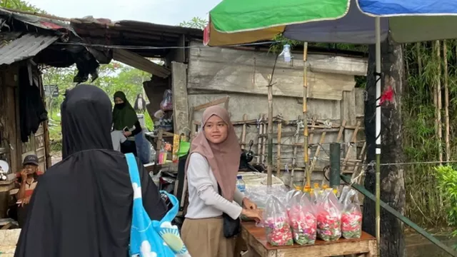 Berkah Penjual Bunga Tabur di Hari Terakhir Sebelum Puasa - GenPI.co