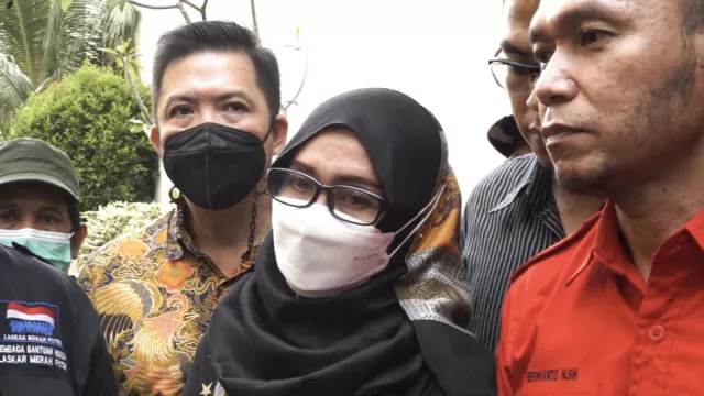 Ibu Adam Deni Rela Begini Supaya Ahmad Sahroni Maafkan Putranya - GenPI.co