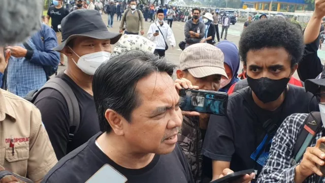 Ade Armando Kena Amukan Massa Demo 11 April, Polisi Turun Tangan - GenPI.co