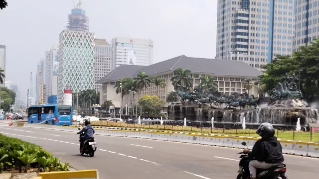 Demo 11 April, Patung Kuda DPR Pukul 1 Siang Tampak Sepi - GenPI.co