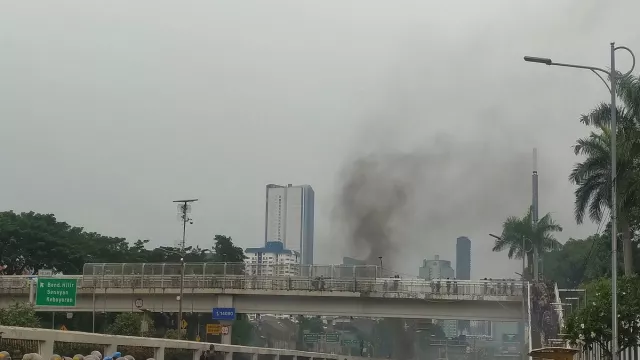 Mahasiswa Bakar Ban di Depan Gedung DPR - GenPI.co