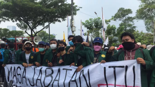 Isi Tulisan Spanduk Demo Mahasiswa 11 April, Pejabat Harus Tahu - GenPI.co