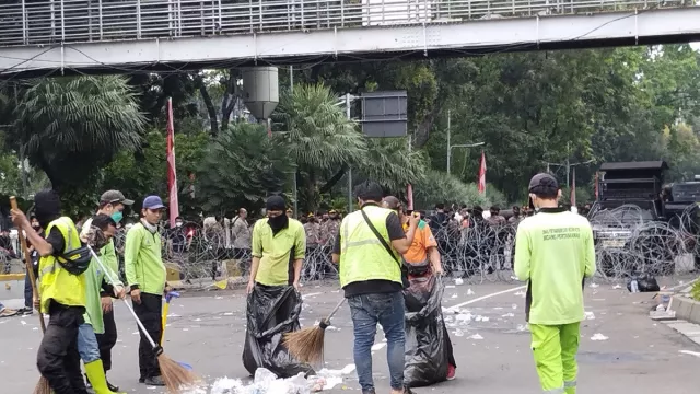 Sampah Plastik Berserakan usai Massa Demo Tinggalkan Patung Kuda - GenPI.co