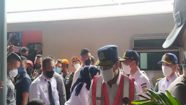 Budi Karya Bagikan Masker ke Penumpang di Stasiun Pasar Senen - GenPI.co