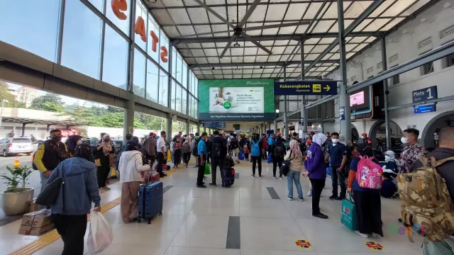 35.000 Orang Berangkat Mudik Hari Ini dari Stasiun Pasar Senen - GenPI.co