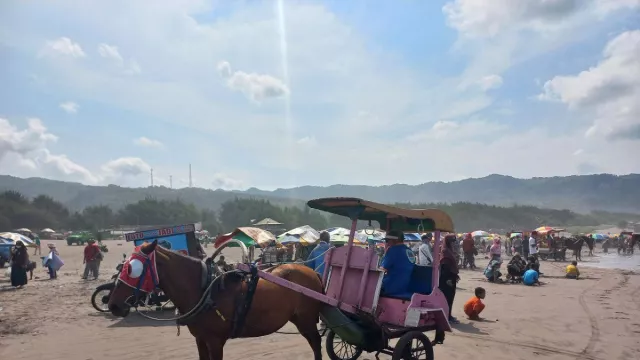 Naik ATV atau Bendi di Pantai Parangtritis? Nih Rekomendasinya - GenPI.co