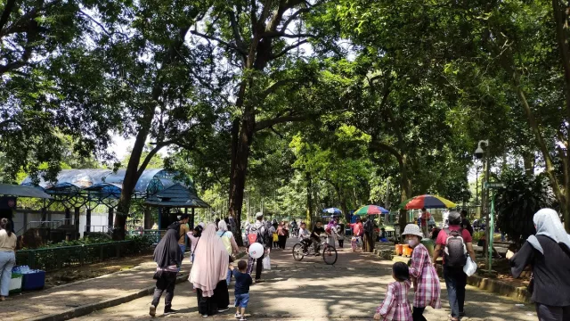 Pengelola Izinkan Warga Berjualan di Taman Margasatwa Ragunan - GenPI.co