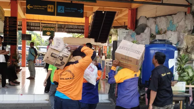 Pakai Jasa Porter di Terminal Kampung Rambutan? Sebegini Tarifnya - GenPI.co