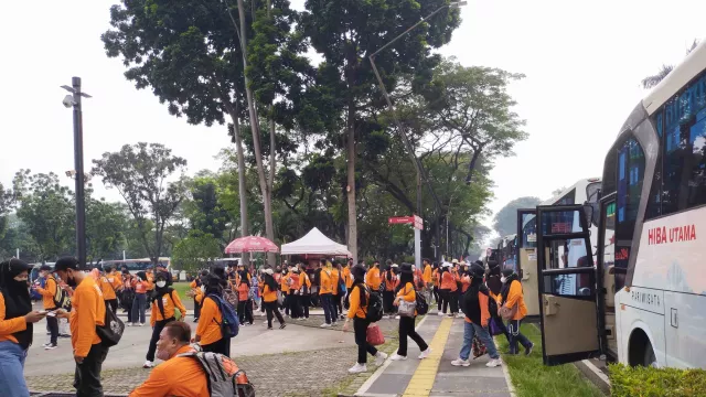 Ribuan Buruh Mulai Padati Kawasan Gelora Bung Karno - GenPI.co