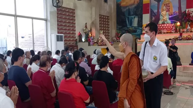 Antusiasme Umat Buddha Rayakan Waisak di Wihara Membeludak - GenPI.co