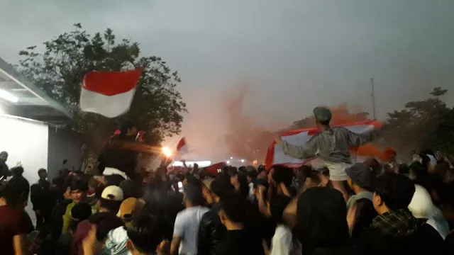 Diguyur Hujan, Suporter Timnas Indonesia U-23 Tak Henti Bersorak - GenPI.co