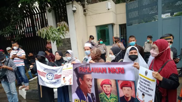 Emak-emak Bawa Poster UAS Bukan Teroris Saat Demonstrasi - GenPI.co