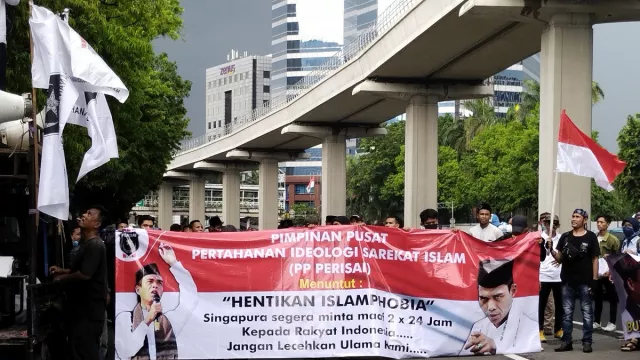 Buntut UAS Dideportasi, Puluhan Massa Kepung Kedubes Singapura - GenPI.co