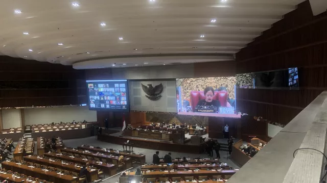 DPR Gelar Rapat Paripurna, Dihadiri 37 Anggota Dewan Secara Fisik - GenPI.co
