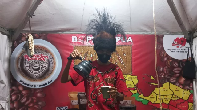 Menilik Budaya Ngopi Orang Papua, Menyeruput Sambil Makan Sagu - GenPI.co