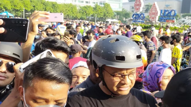 Anies Baswedan Izinkan PKL dagang di Trotoar saat Car Free Day - GenPI.co