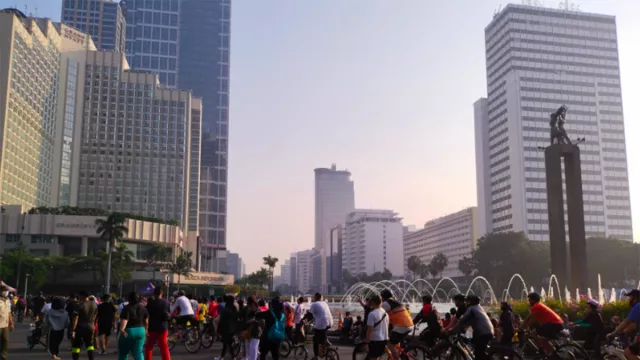 CFD di Jalan Sudirman Kembali Ramai, Warga Padati Bundaran HI - GenPI.co