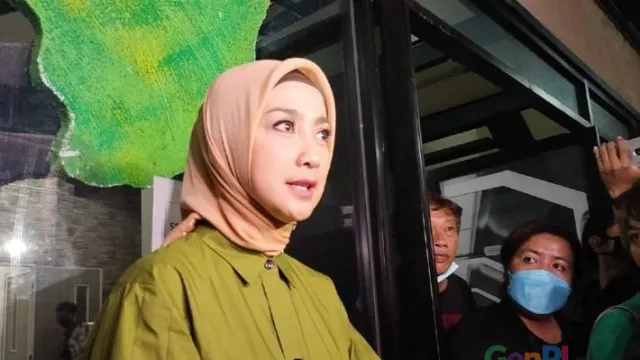 Desy Ratnasari Lebih Suka Pria Tua, Ternyata Ini Alasannya - GenPI.co