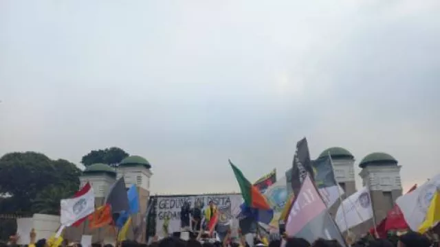 Demo DPR, Mahasiswa Malah Curhat Soal Skripsi - GenPI.co