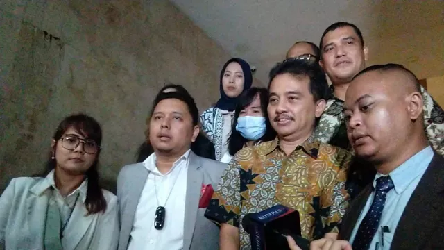 Roy Suryo Bawa Bukti Terkait Kasus Meme Stupa Candi Borobudur - GenPI.co