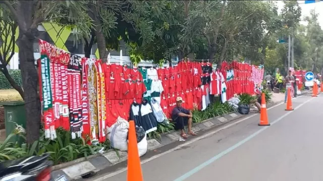 Jelang Indonesia Vs Thailand, Pedagang Atribut Laris Manis - GenPI.co